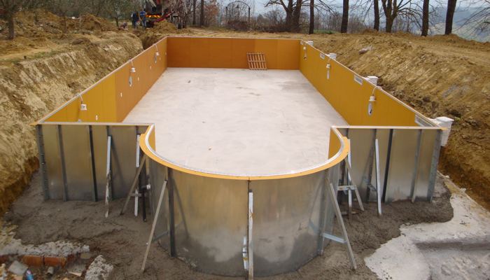 La costruzione della piscina esterna in acciaio