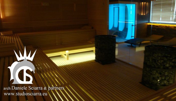 La sauna di grandi dimensioni con la grande vetrata (Life SPA)